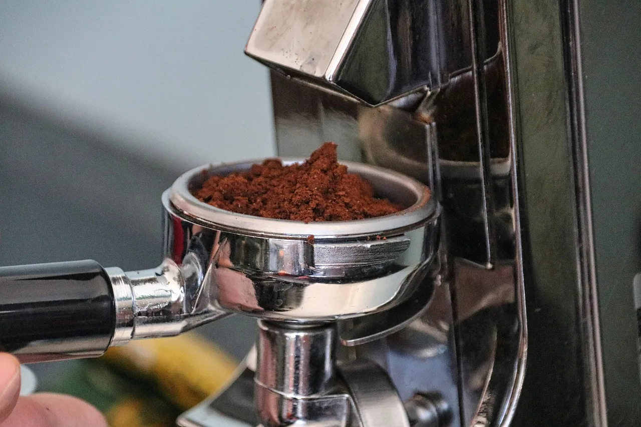 coffee, grinder, coffee grounds, caffeine, drink, coffee grinder, coffee grinding, barista, cafe, closeup, coffee grounds, coffee grounds, coffee grinder, coffee grinder, coffee grinder, coffee grinding, barista, barista, barista, barista, barista. Compact coffee grinders makers: what to ask before you buy