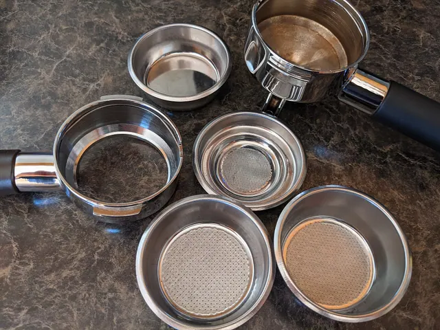 Table of four coffee taste categories: under-extracted, over-extracted, stale, roast fault. 5 points worth checking on coffee brewing mistakes