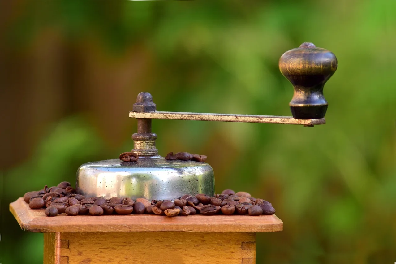 coffee, coffee grinder, mill, grind, coffee beans, historical, wood, antique, old, close up, household, mechanically, brown, fragrance, aroma, cook, coffee cooking, beans, caffeine, roasted, crank, coffee break, coffee grinder, crank, crank, crank, crank, crank, coffee break. What to look for when buying a coffee grinder: adjustment, retention and stability